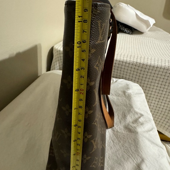 Louis Vuitton - Picture 9 of 11